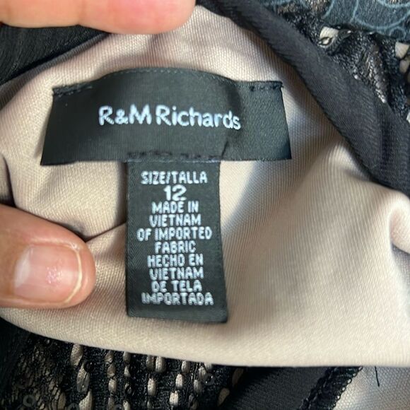 Short Lace Sheath Dress with Keyhole - Picture 7 of 11